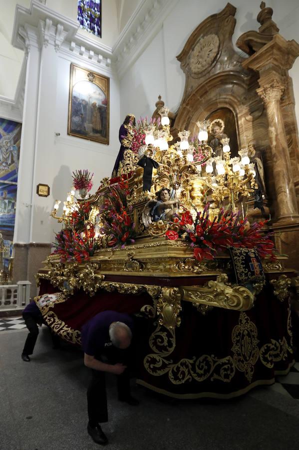 El Cristo ha salido en procesión con la banda de música Asociación Musical La Lira de Pozuelo y la banda de cornetas y tambores Virgen de Ocaña de Toledo.