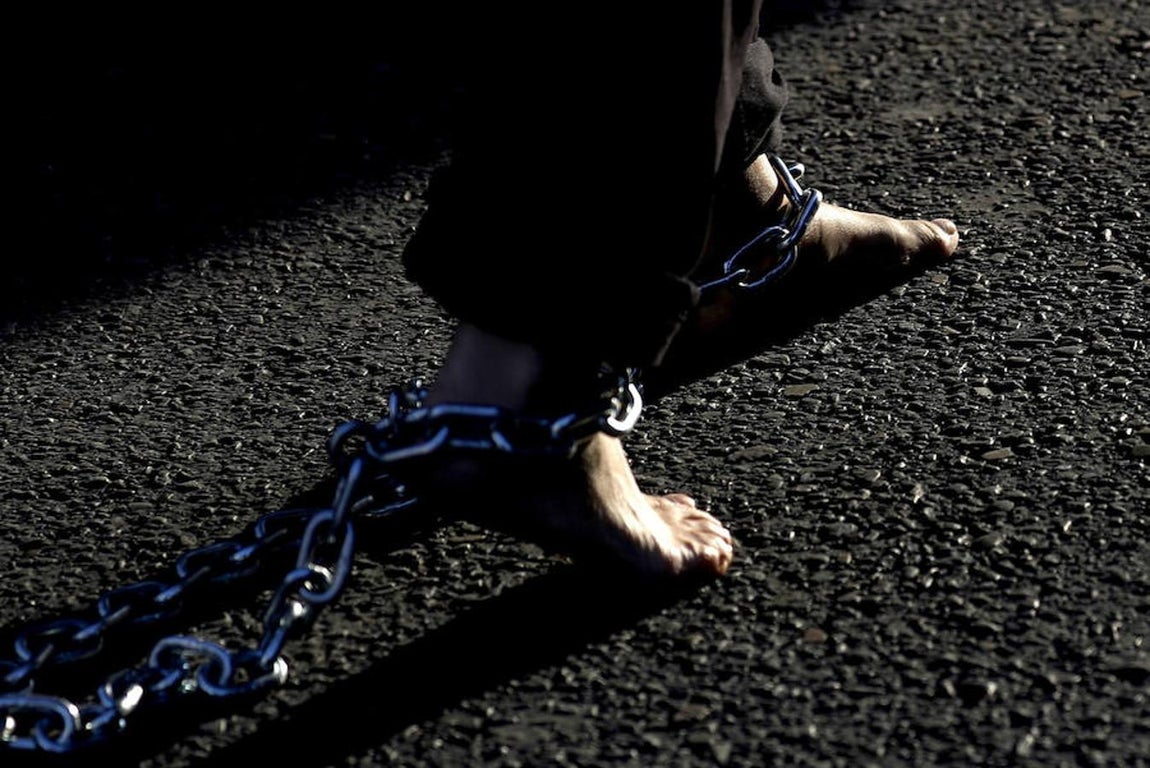 Un penitente, durante la procesión. 