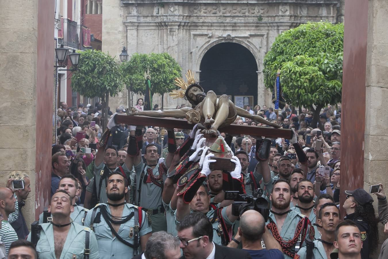 Las fotos del Vía Crucis de La Caridad del Viernes Santo de la Semana Santa de Córdoba 2017