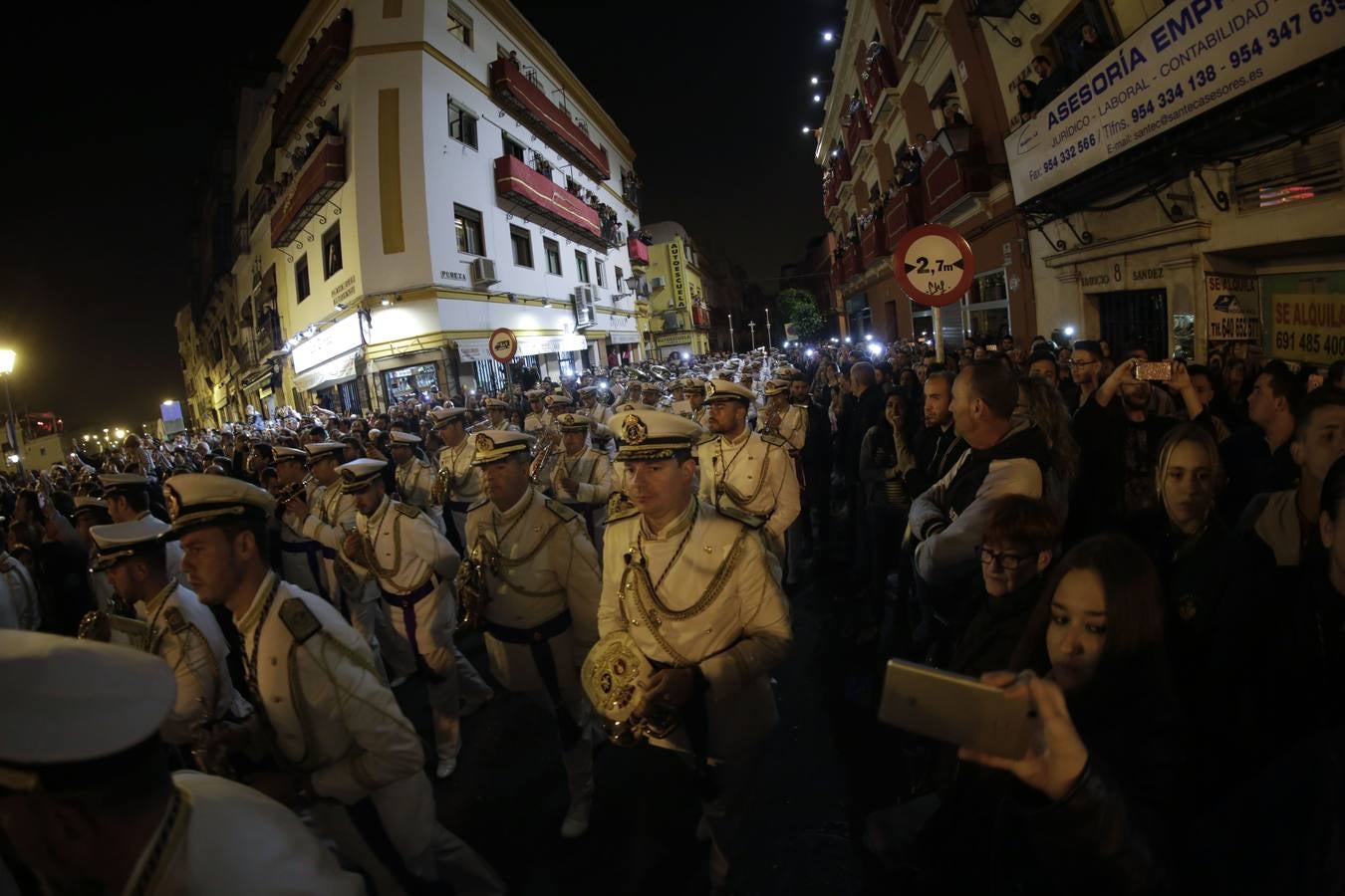 Las fotos de la Esperanza de Triana en la Madrugada del Viernes Santo de la Semana Santa de Sevilla 2017