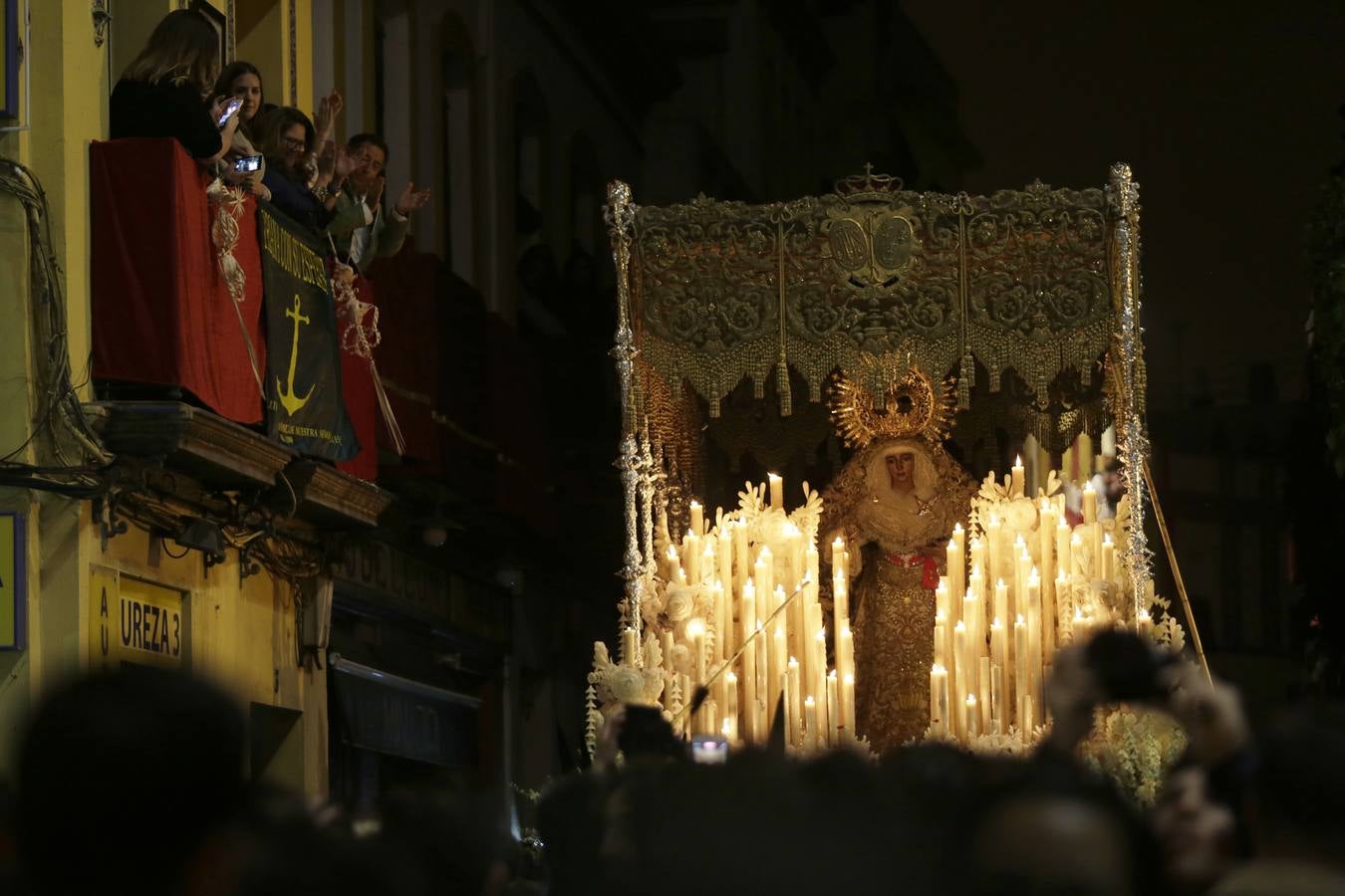 Las fotos de la Esperanza de Triana en la Madrugada del Viernes Santo de la Semana Santa de Sevilla 2017