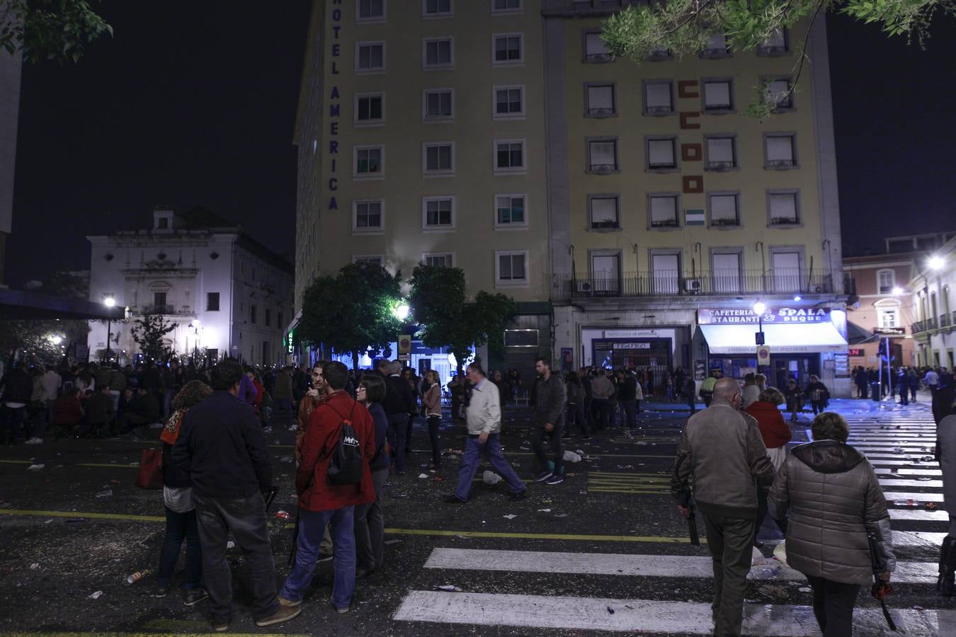 Las carreras y avalanchas enturbian la Madrugada de Sevilla 2017