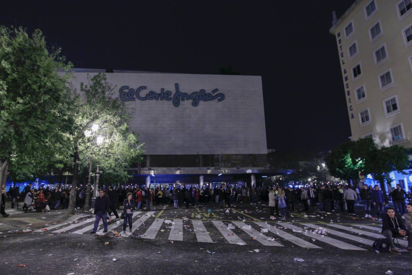 Las carreras y avalanchas enturbian la Madrugada de Sevilla 2017