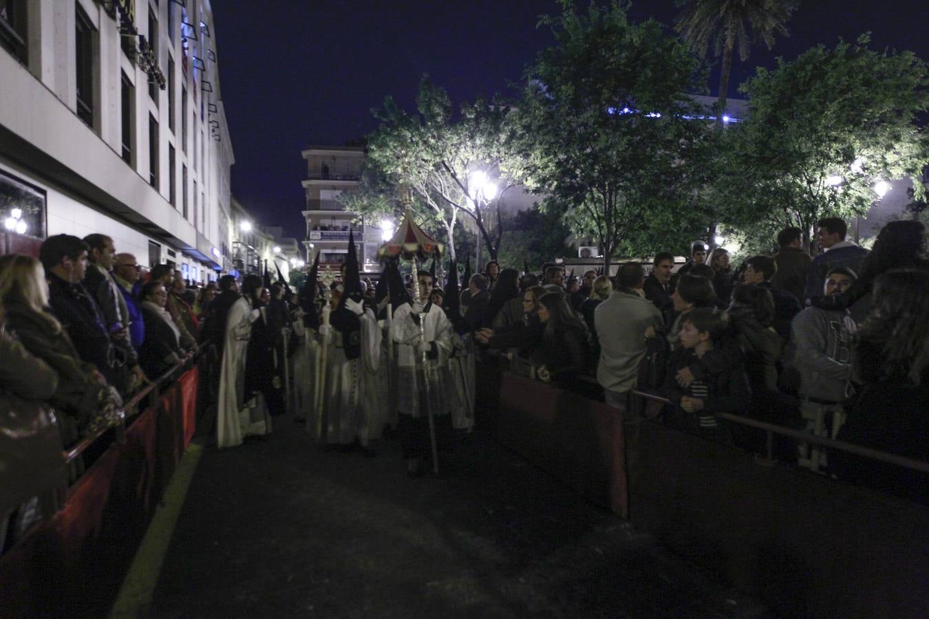 Las carreras y avalanchas enturbian la Madrugada de Sevilla 2017