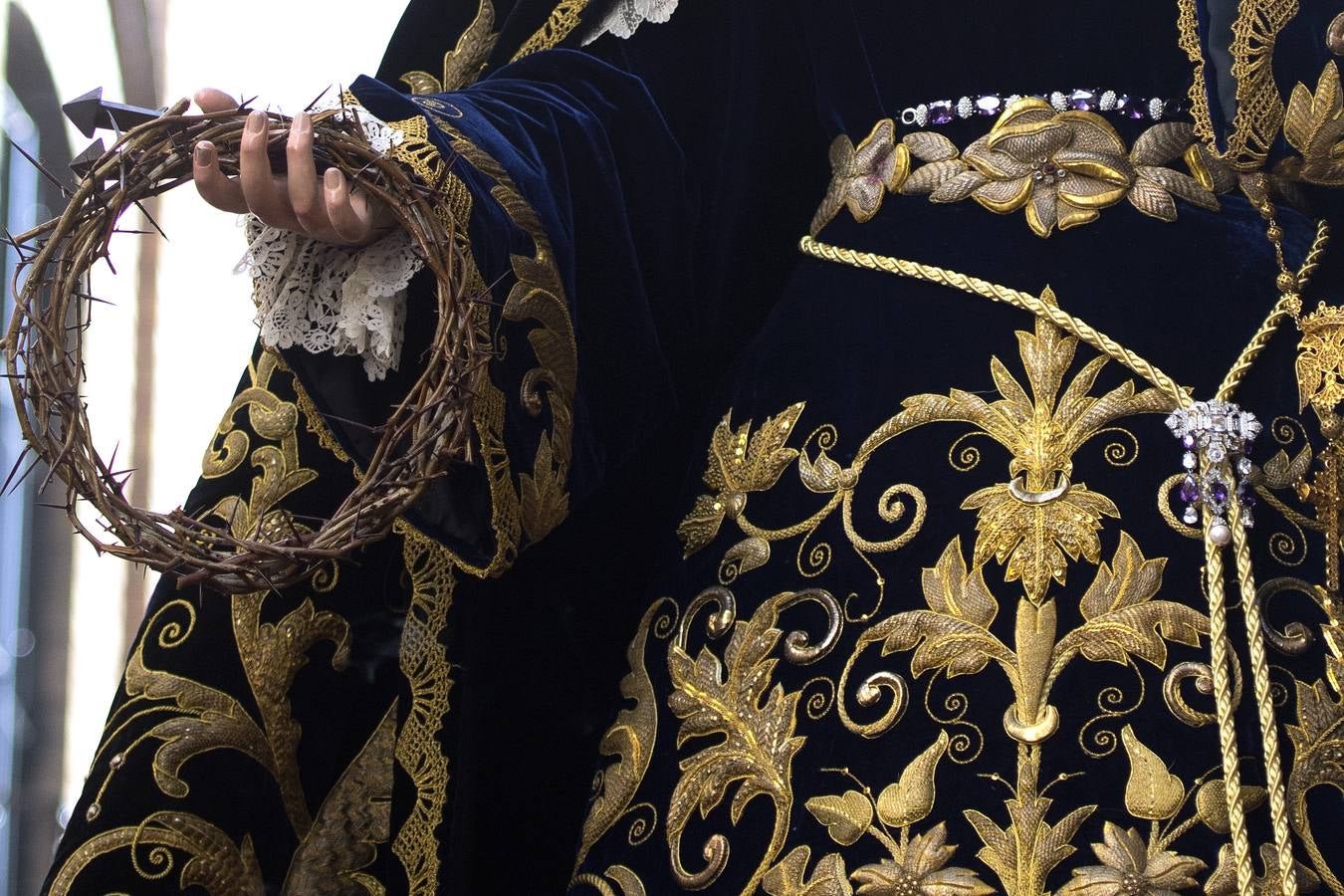 Las fotos de la Soledad de San Buenaventura en el Viernes Santo de la Semana Santa de Sevilla 2017