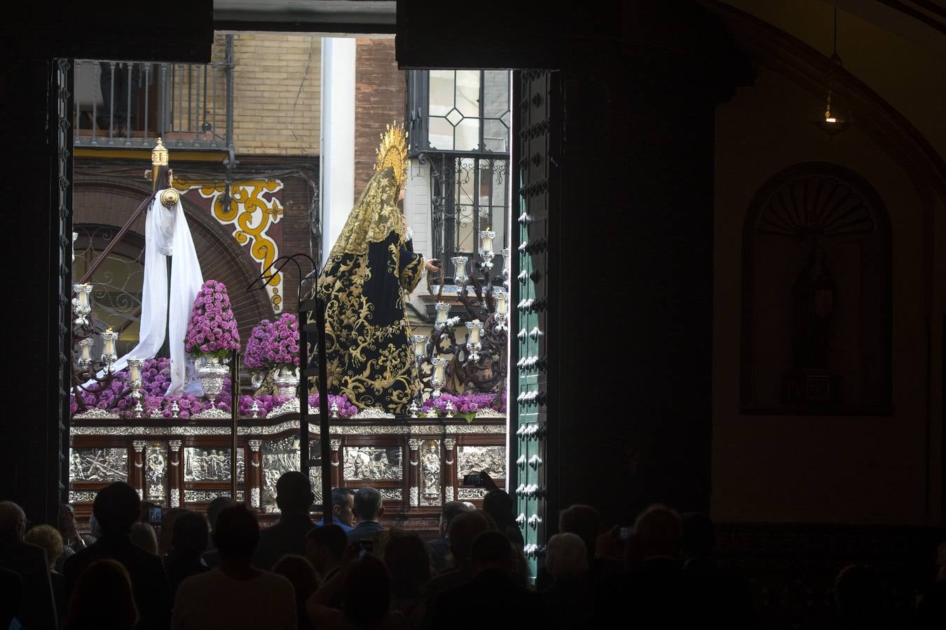 Las fotos de la Soledad de San Buenaventura en el Viernes Santo de la Semana Santa de Sevilla 2017