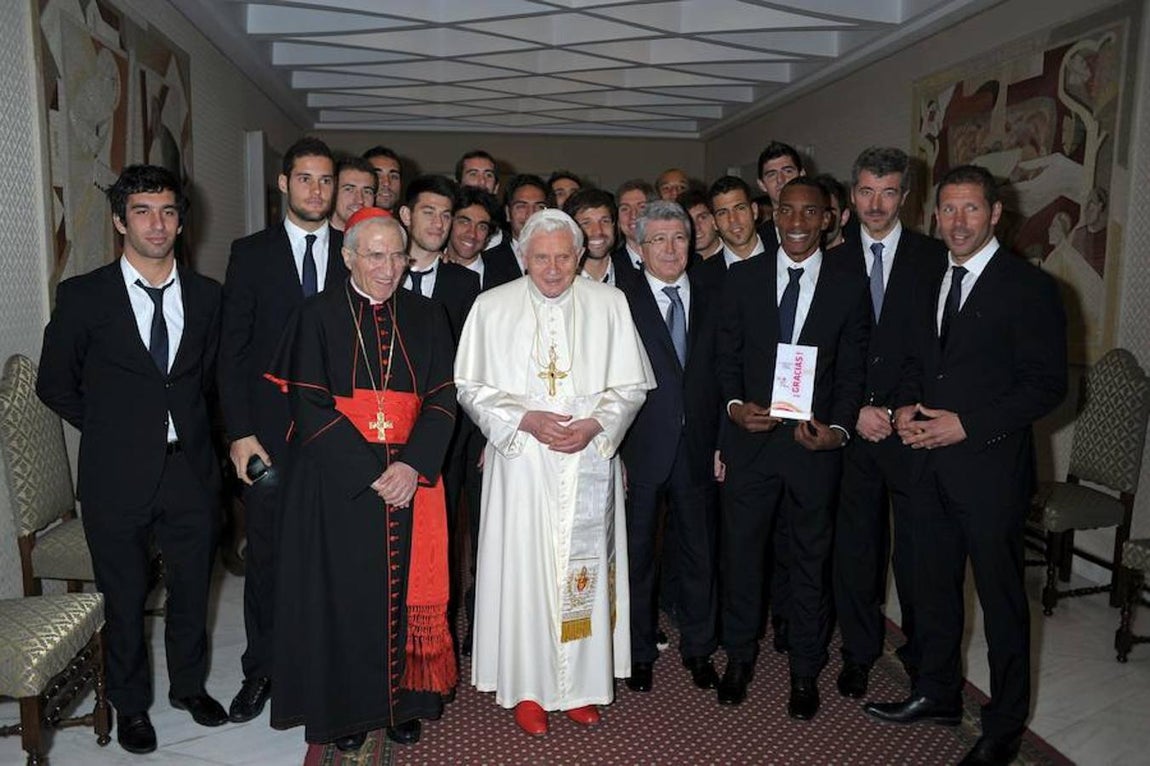 Fotografía facilitada por el club Atlético de Madrid del encuentro privado que mantuvo el Papa Benedicto XVI con los jugadores y la directiva del Atlético de Madrid tras la audiencia papal en la que estuvieron presentes. 
