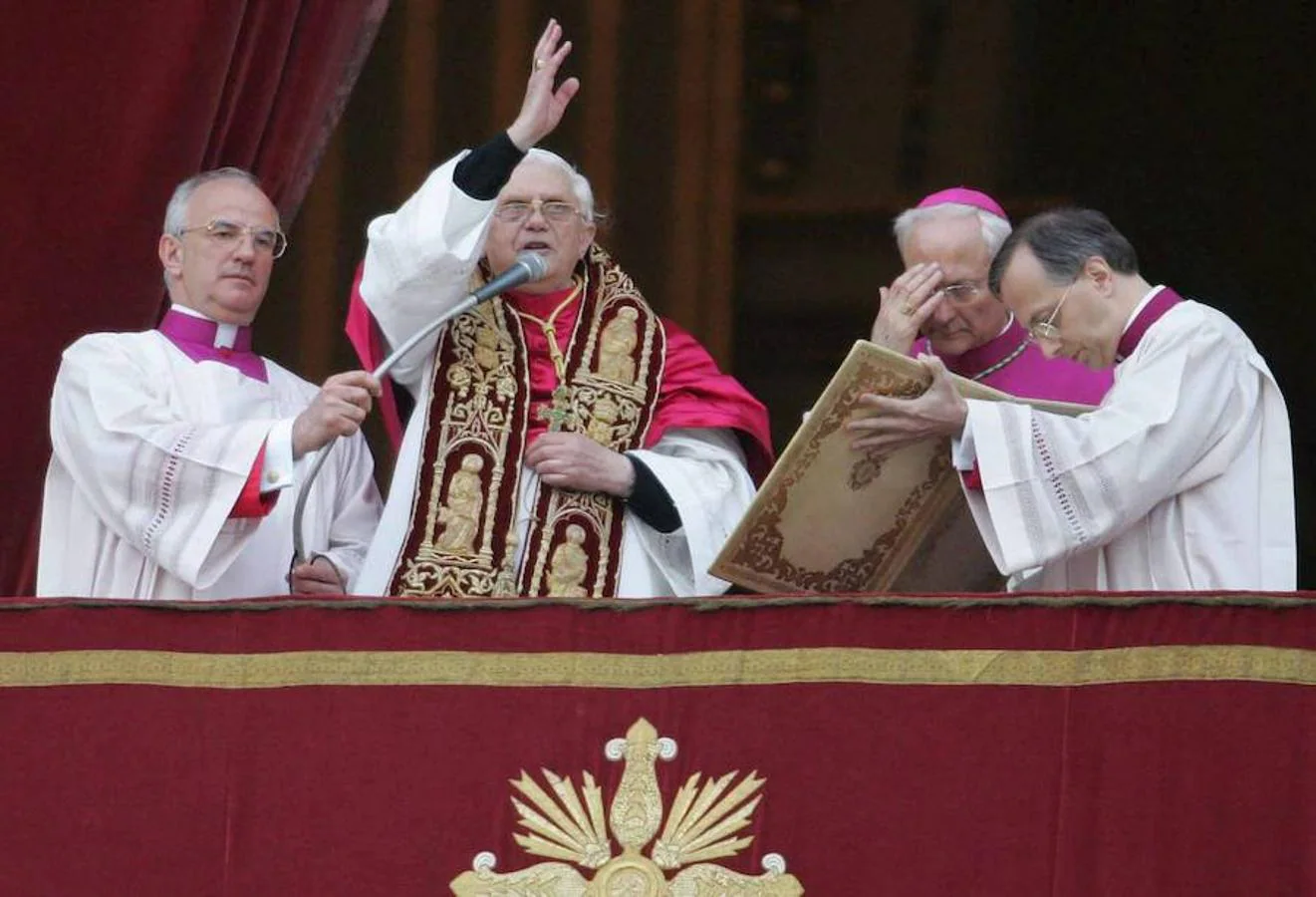 El nuevo Papa Benedicto XVI (2 izda), el cardenal alemán Joseph Ratzinger, da la bendición desde el balcón de la basílica de San Pedro del Vaticano a los miles de fieles reunidos en la plaza. Ratzinger fue elegido hoy el Papa número 265, en el segundo día del cónclave