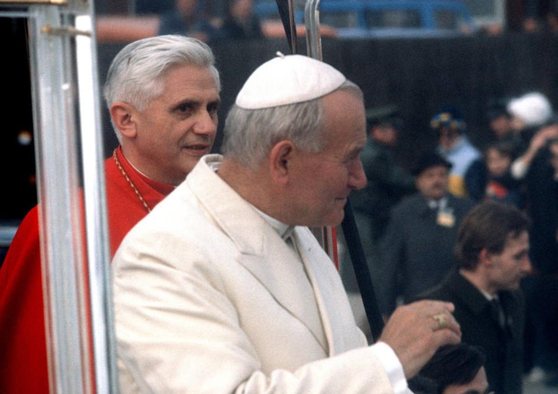 El Papa Juan Pablo II junto al Cardenal Joseph Aloisius Ratzinger, en su visita oficial a Alemania en 1980. 