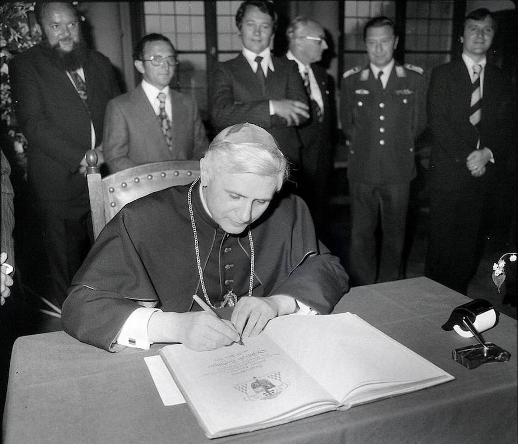 Benedicto XVI, Joseph Aloisius Ratzinger, en el Ayuntamiento de Freising durante su época de Cardenal en 1977. 