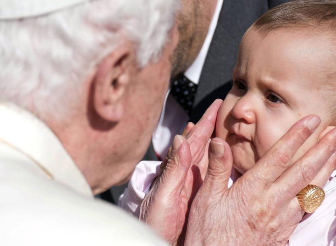 El papa Benedicto XVI bendice a la niña Elizabeth en una misa en Friburgo (sur de Alemania), donde se desarrolla la última etapa de su visita oficial a su país natal en 2011. 