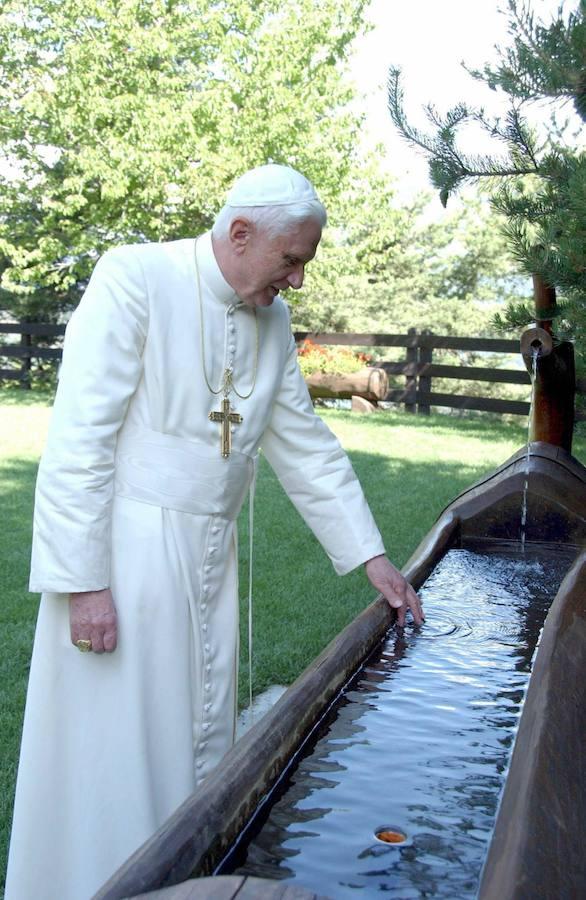 El Papa Benedicto XVI da un paseo por el jardín durante sus vacaciones en Les Combes. 