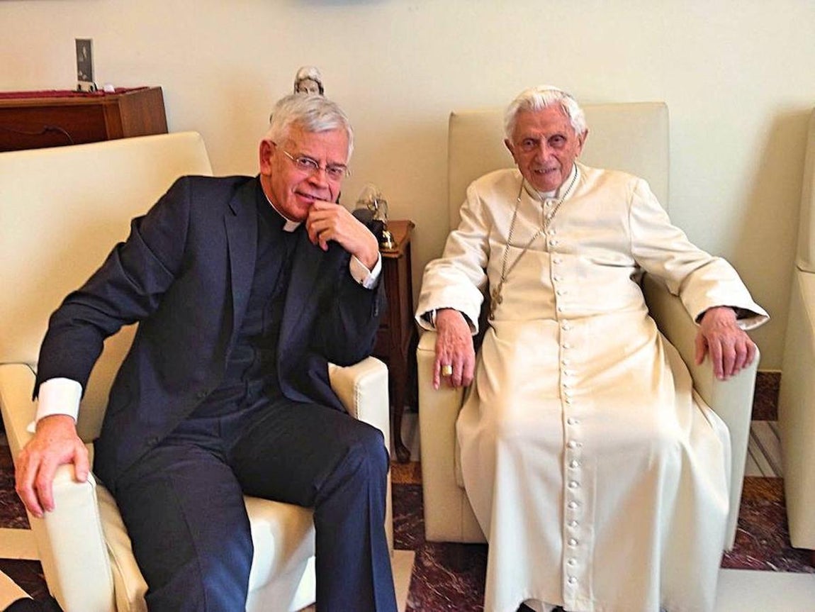 Alfred Sonnenfeld presentó al Papa emérito Benedicto XVI la décima edición de su libro «Educar para madurar», 2017. 