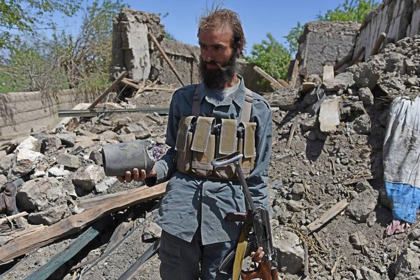 Un miembro de la policía afgana revisa el lugar de la explosión