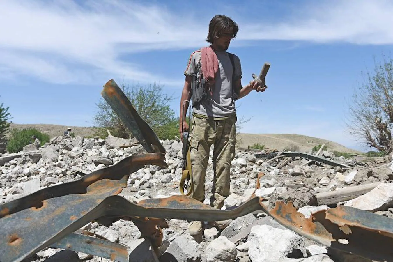 Un afgano revisa el lugar de la explosión
