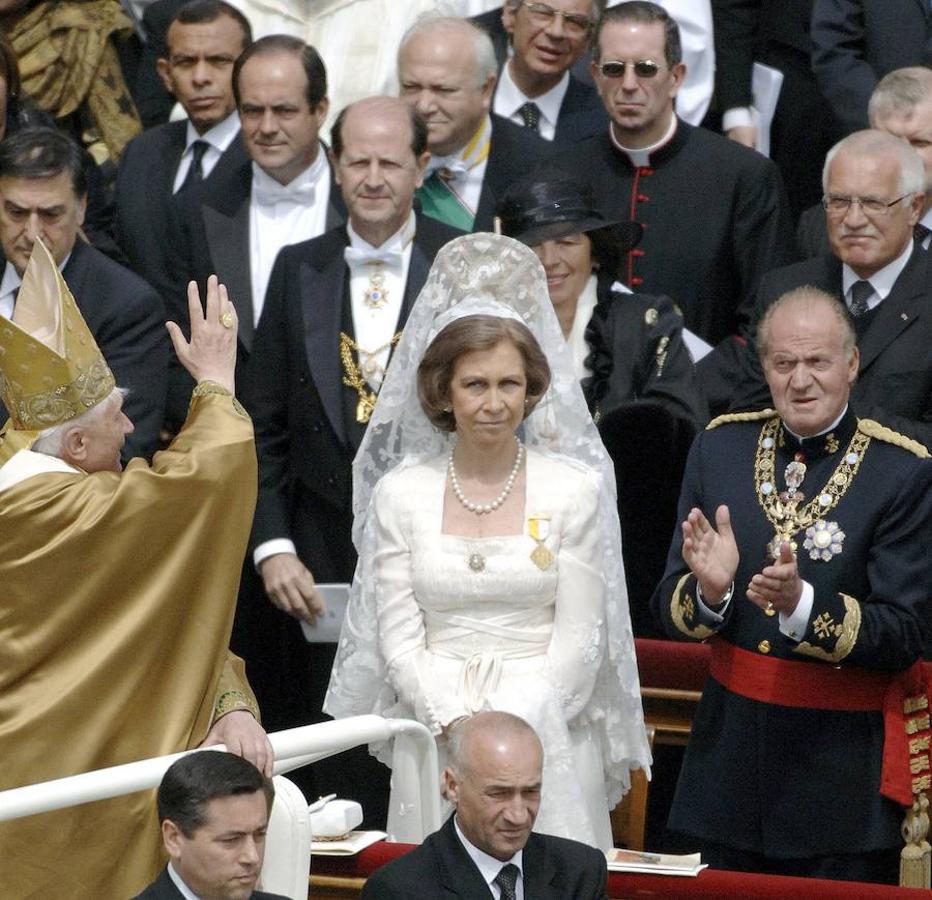 El papa Benedicto XVI, con elpalio (estola) y el Anillo del Pescador que simbolizan el ministerioPontificio, bendice a los asistentes, entre ellos los Reyes de España,durante la solemne misa de inicio de Pontificado celebrada hoy en laplaza de San Pedro. 