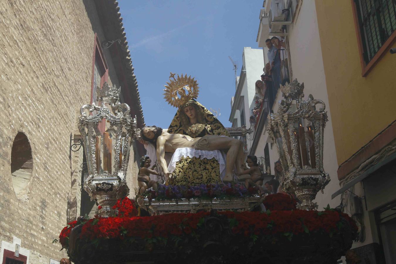 Los Servitas en su salida procesional en el Sábado Santo de la Semana Santa de Sevilla 2017