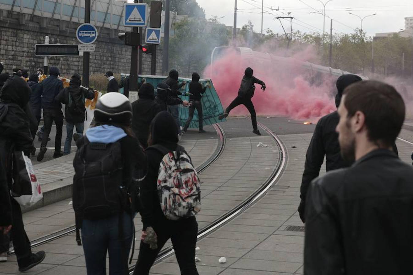 La policía respondió a las provocaciones de algunos manifestantes con gases lacrimógenos. 