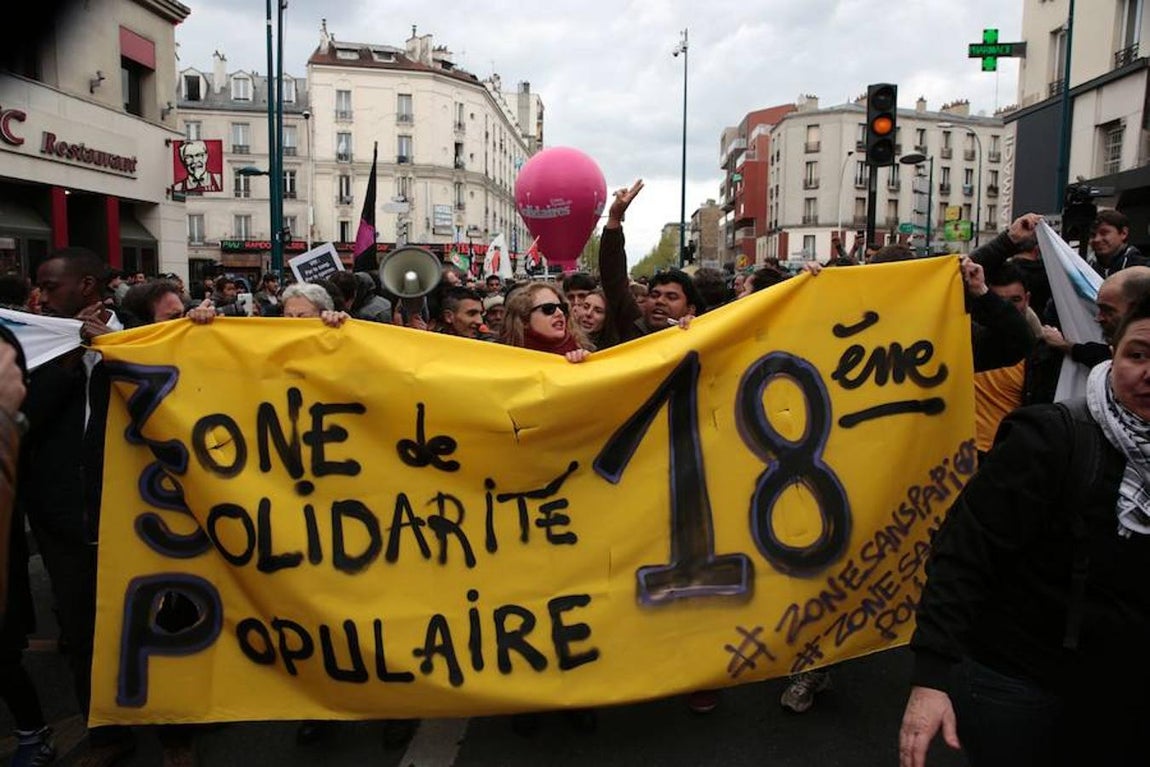Varios grupos como Solidaires, Action antifasciste Paris-banlieue o colectivos de sin papeles participaron en la concentración. 