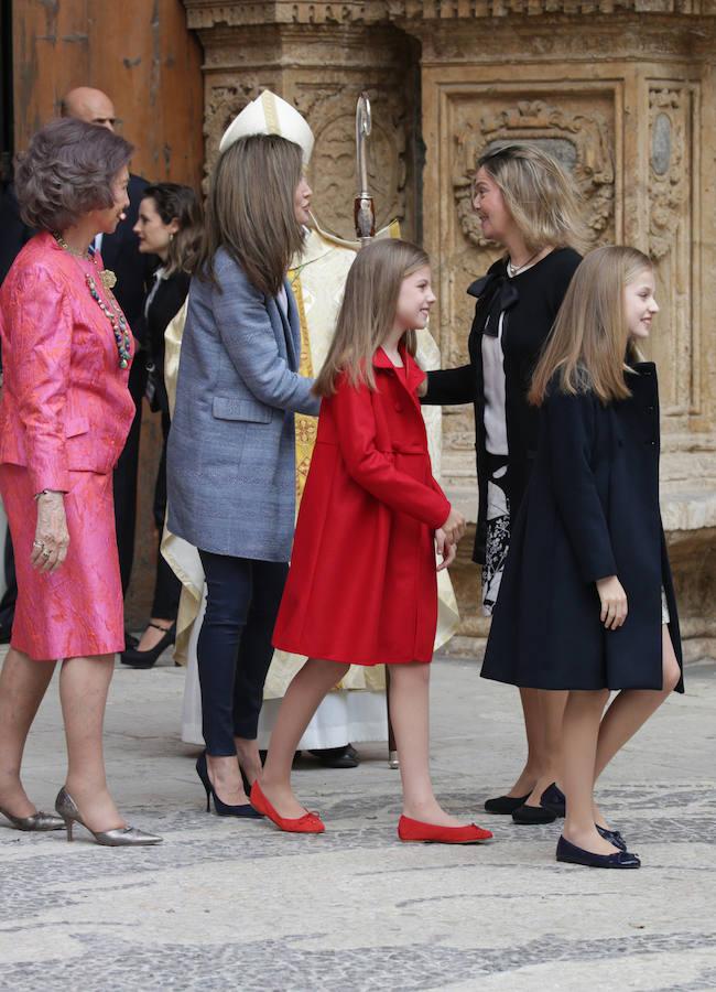 Los Reyes y sus hijas, junto con Doña Sofía, han asistido este domingo a la Misa de Resurrección celebrada al mediodía en la Catedral de Palma.. 