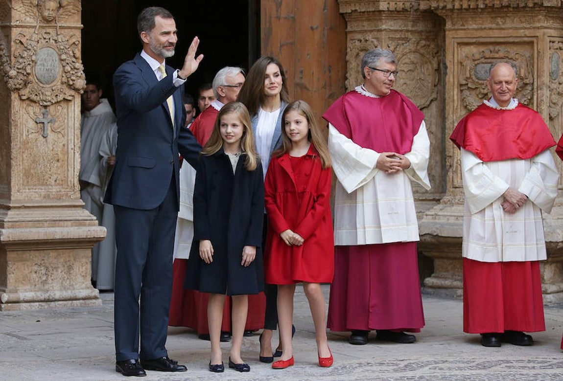 Los Reyes y sus hijas, junto con Doña Sofía, han asistido este domingo a la Misa de Resurrección celebrada al mediodía en la Catedral de Palma.. 
