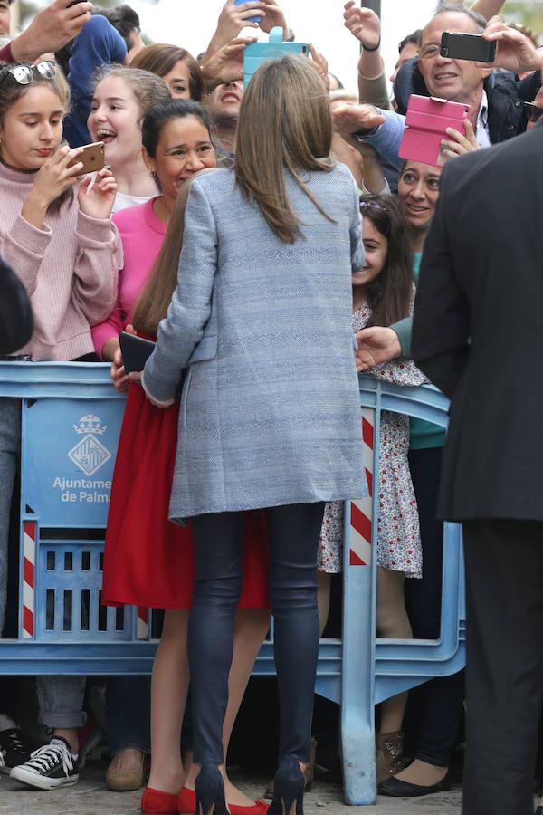 Los Reyes y sus hijas, junto con Doña Sofía, han asistido este domingo a la Misa de Resurrección celebrada al mediodía en la Catedral de Palma.. 