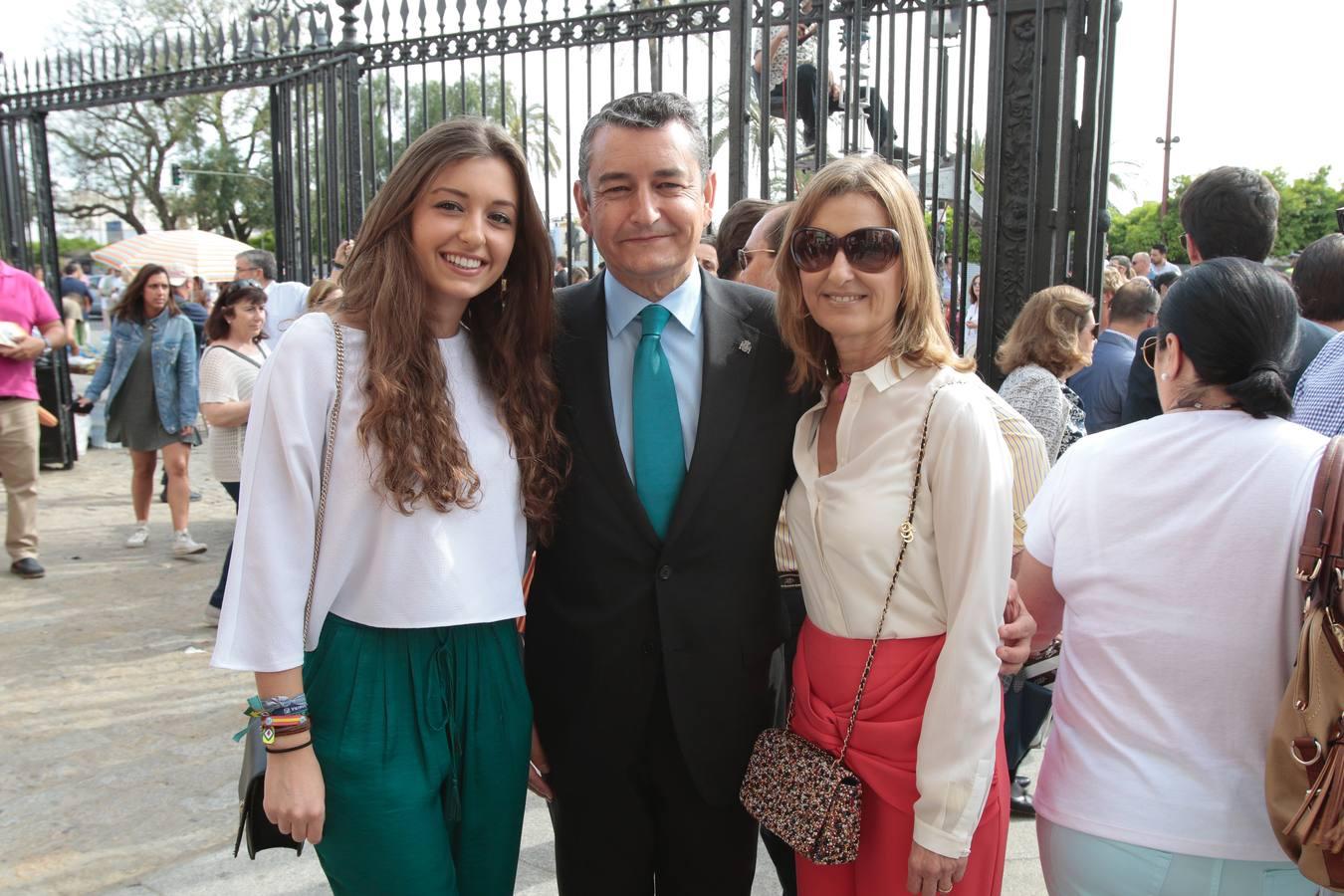 Antonio Sanz con su hija, Marta Sanz, y su mujer, Miriam Cervera