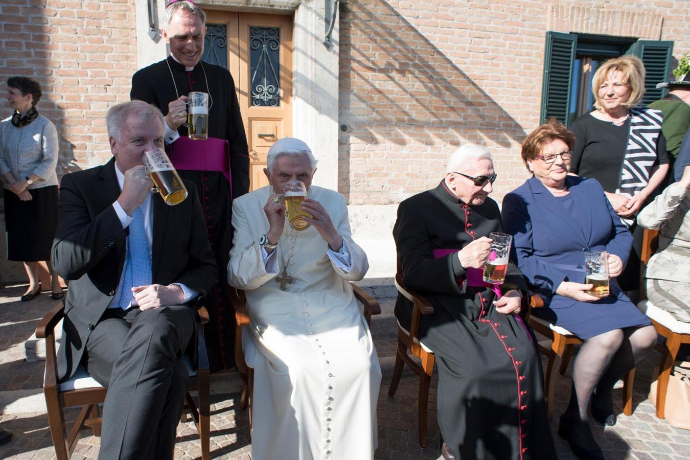 El Papa Benedicto XVI (2-i) y el primer ministro de Baviera, Horst Lorenz Seehofer (i), celebrando su 90º cumpleaños durante una ceremonia en el monasterio Mater Ecclesiae en el Vaticano. 