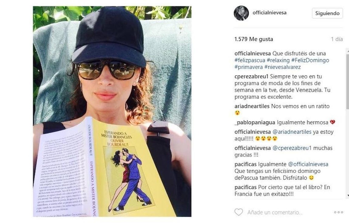 Nieves Álvarez. La modelo se ha relajado en la piscina de su casa con un baño y un buen libro