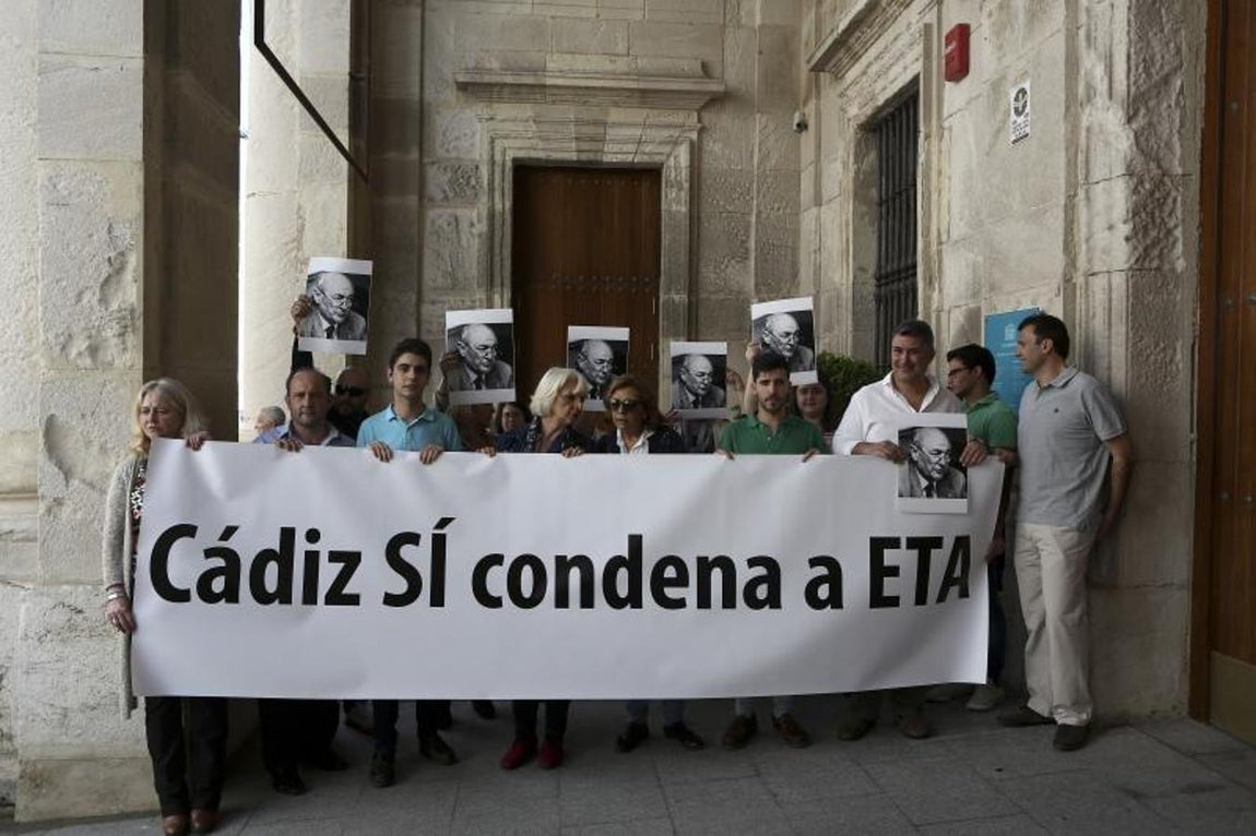 Galería de fotos: protestas a concejal abertzale en acto municipal Cádiz