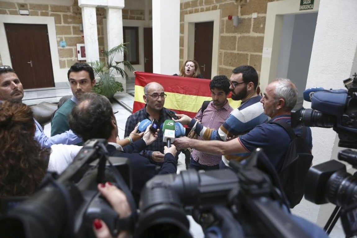 Galería de fotos: protestas a concejal abertzale en acto municipal Cádiz