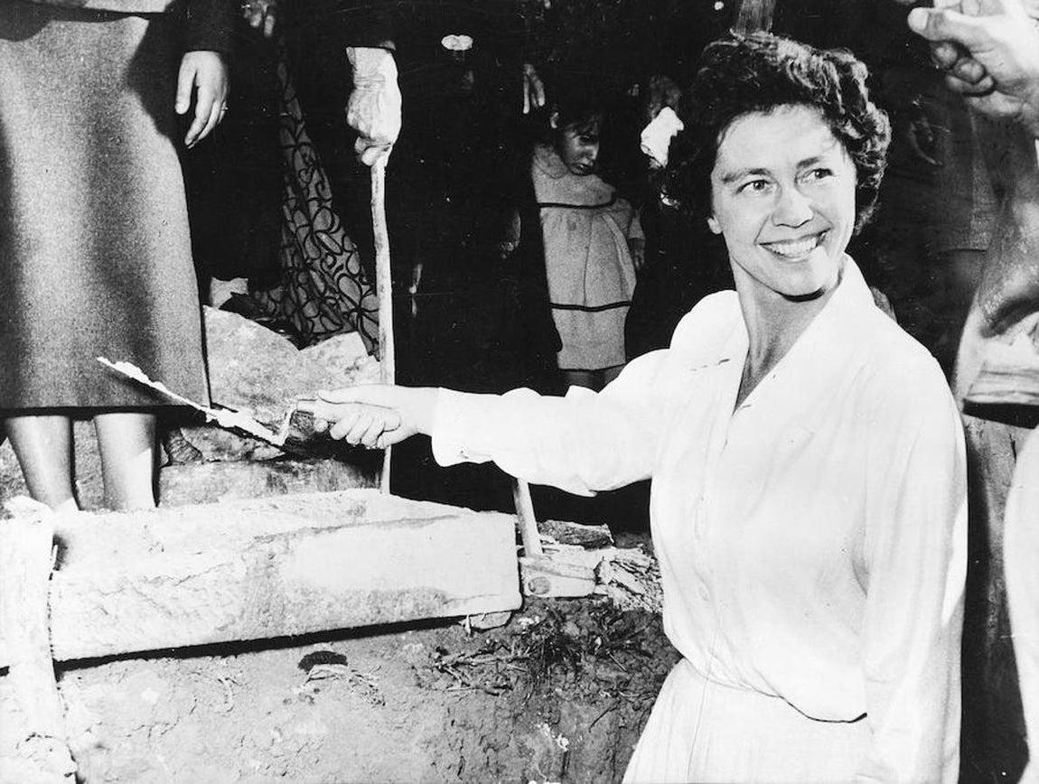 Destacó por su entrega con los más desfavorecidos. En la imagen coloca la primera piedra de una residencia para niños construída con fondos donados por ella misma. 