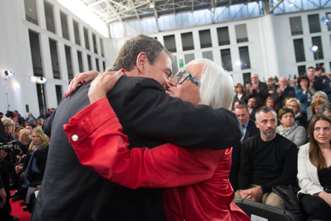 José Luis Rodríguez Zapatero abraza a la madre de Carme Chacón