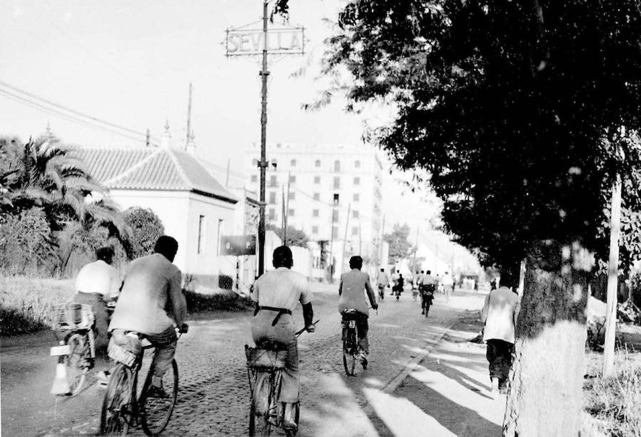 Al trabajo en bicicleta en 1958. 