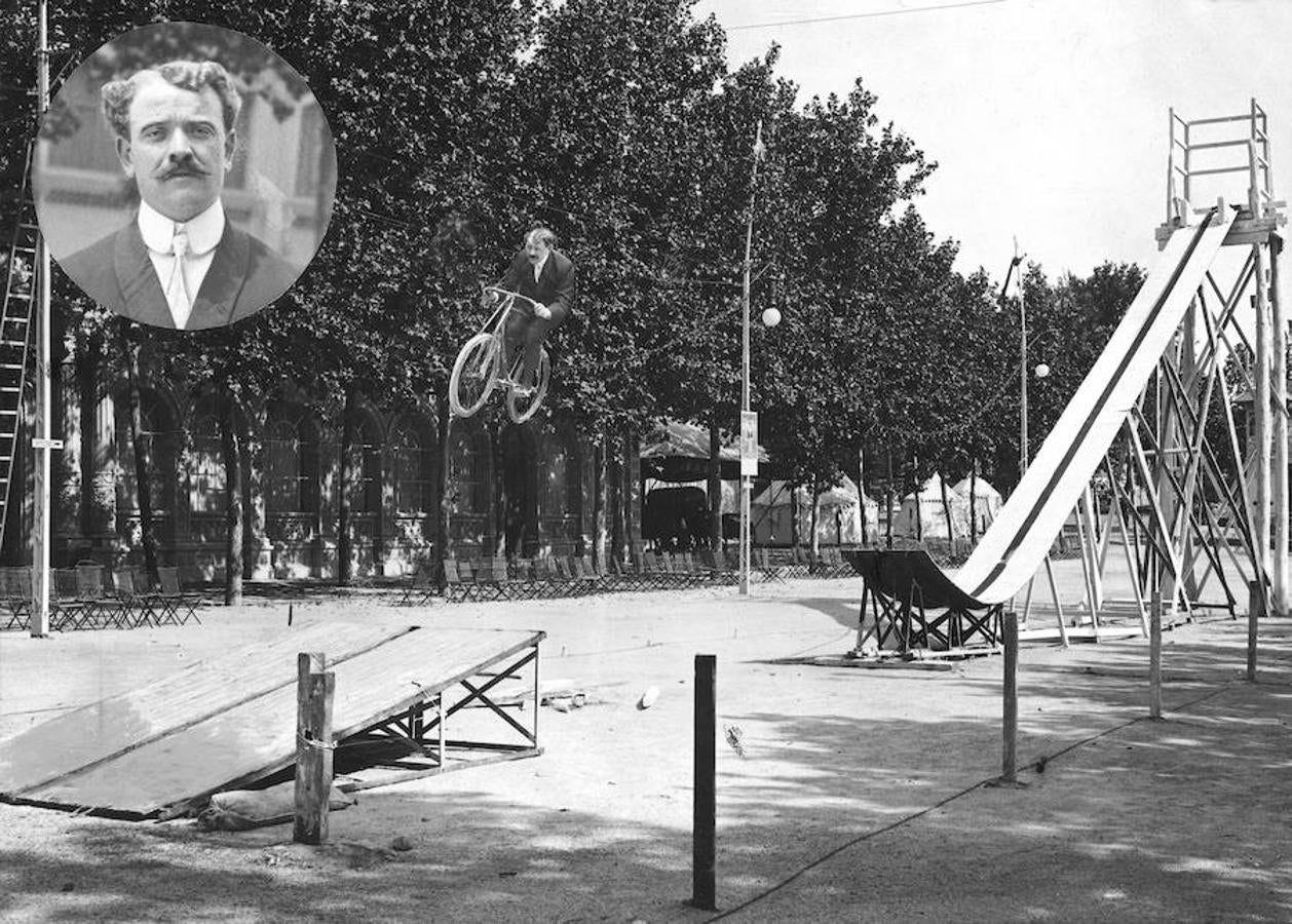 El gimnasta César Wullaume, en su ejercicio del salto de la muerte en bicicleta en 1907. 