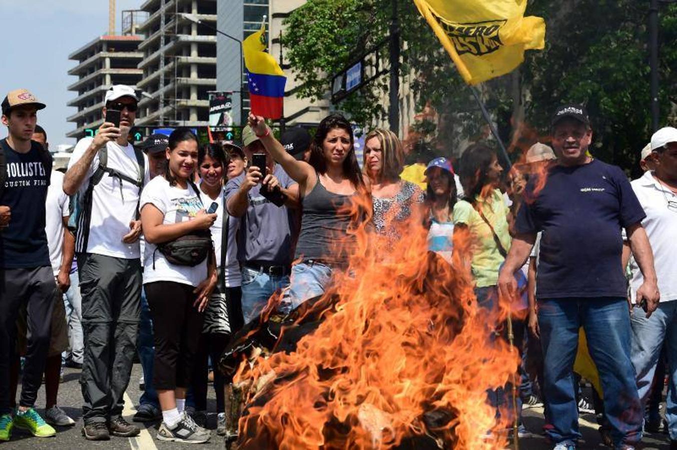 Manifestantes queman una efigie del presidente Nicolás Maduro