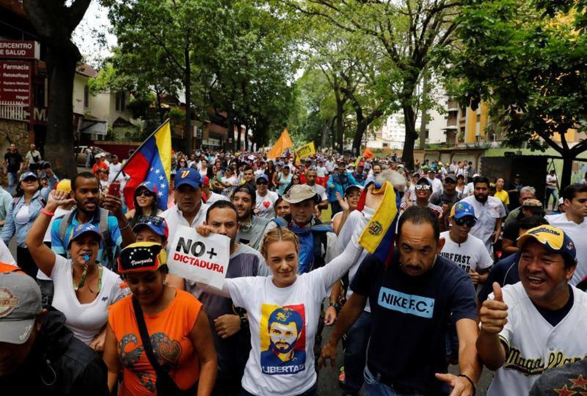 Lilian Tintori, esposa del líder de la oposición encarcelado Leopoldo López, participa en la llamada «madre de todas las marchas» contra Maduro. 