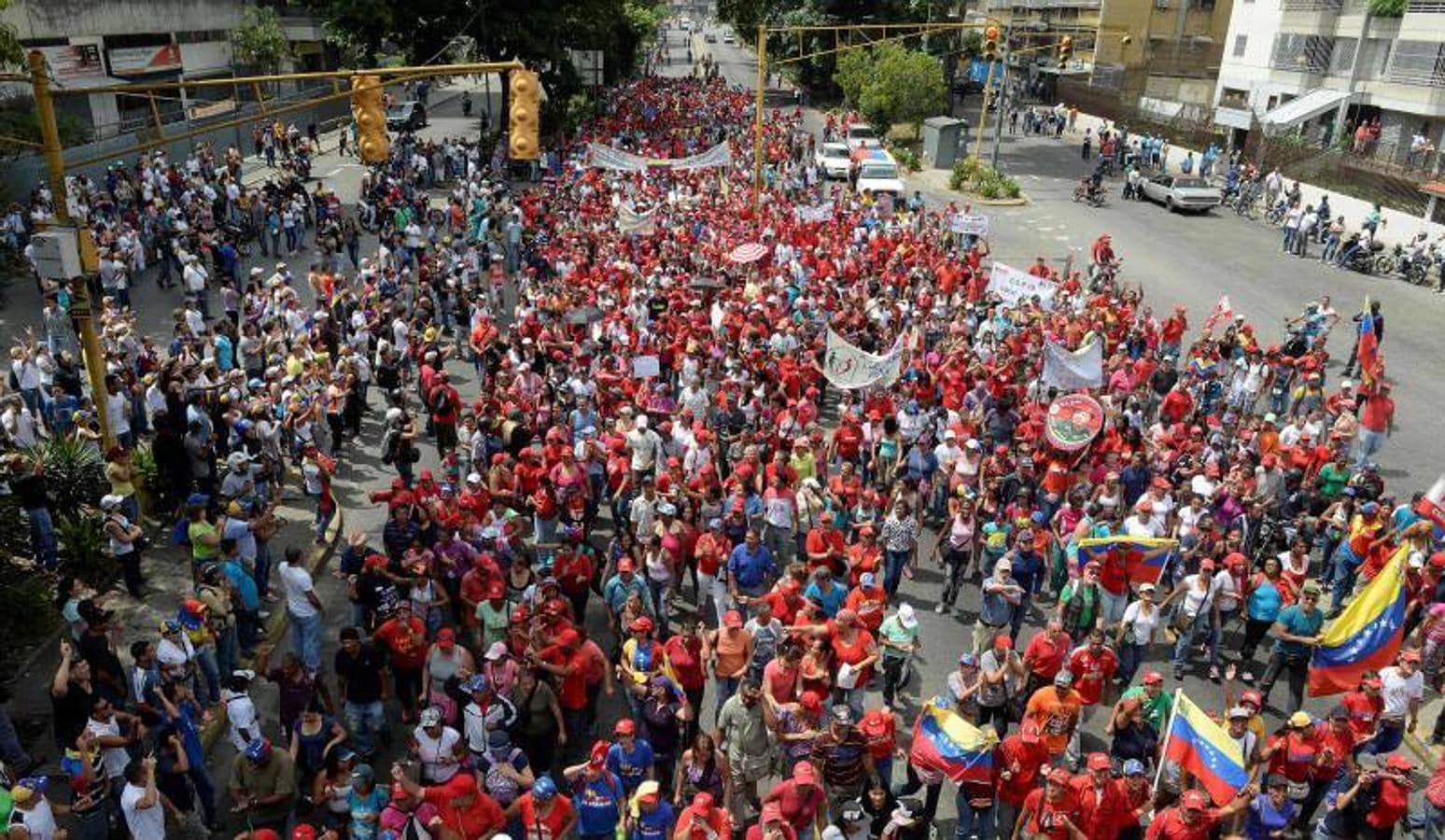 Opositores y partidarios del presidente de Venezuela, Nicolas Maduro, miden sus fuerzas en las calles de Caracas, en protestas de alta tensión después de la muerte de cinco manifestantes en los últimos días.
