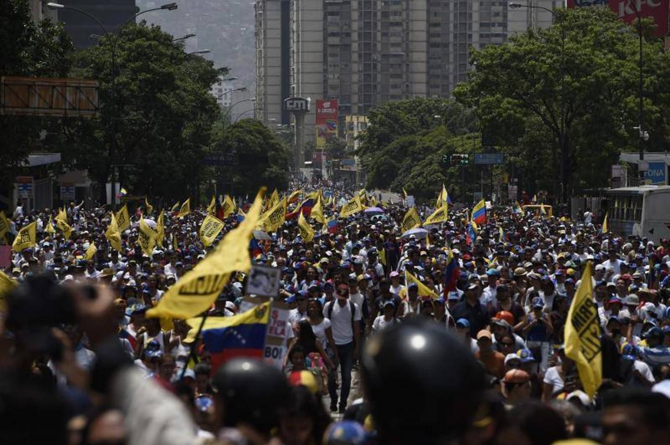 Los manifestantes contra el gobierno de Nicolás Maduro participan en un mitin en Caracas