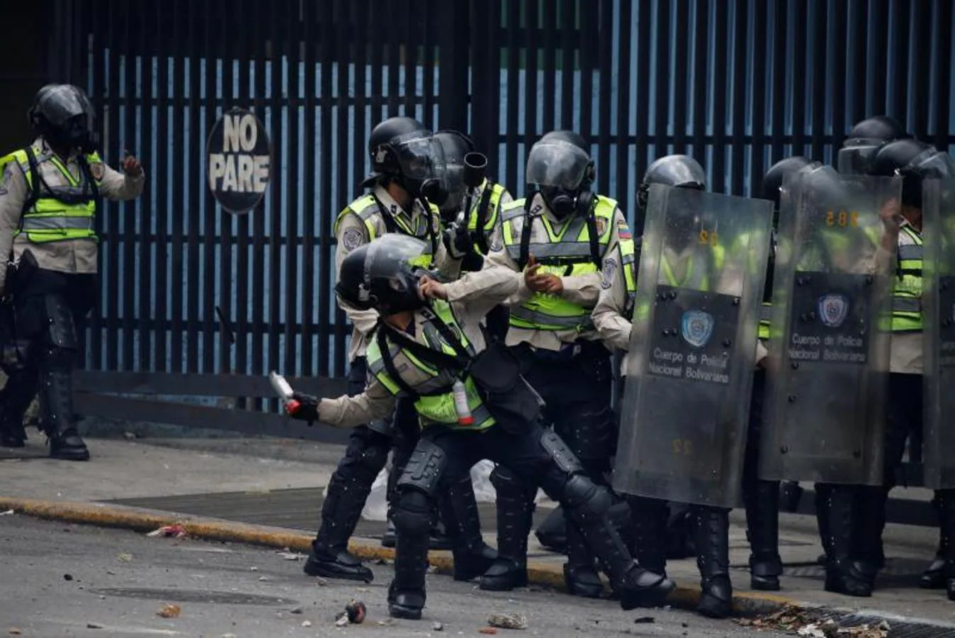 La policía lanza gases lacrimógenos contra los manifestantes 