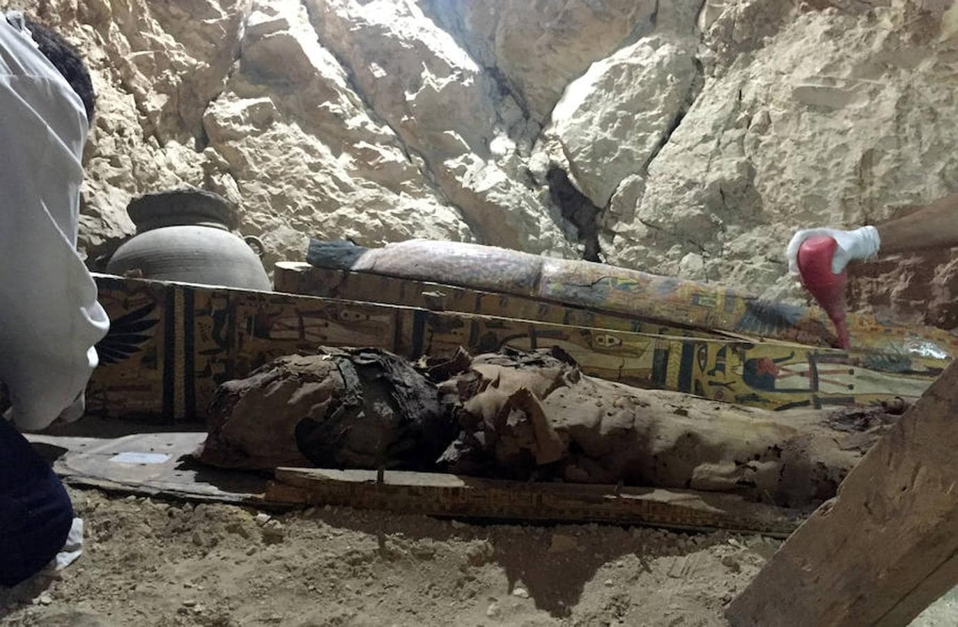 Tras levantar más de 450 metros cúbicos de escombros, el equipo de arqueólogos egipcios encontró la entrada a la tumba principal, flanqueada por otros dos sepulcros adyacentes que todavía no han sido excavados