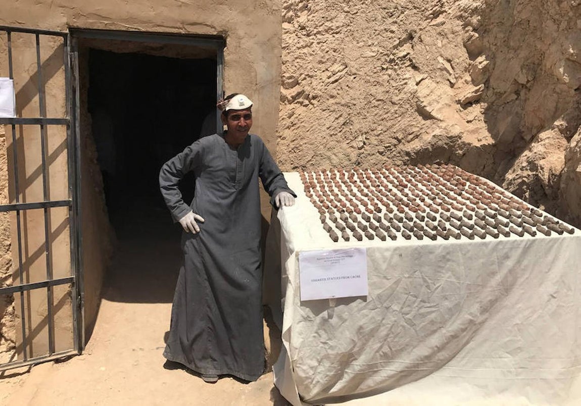 Se han encontrado numerosas estatuillas de «ushebtis» (amuletos) talladas de cerámica, terracota y madera. 