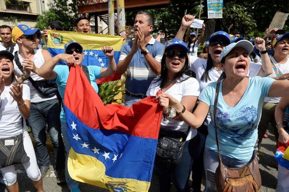 Manifestantes contra el gobierno de Nicolás Maduro comienzan a reunirse en el lado este de Caracas. 