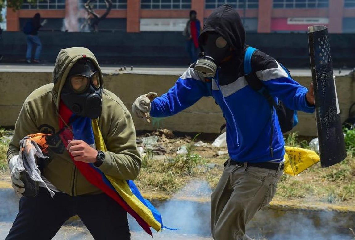 Enfrentamiento entre manifestantes y policías. 
