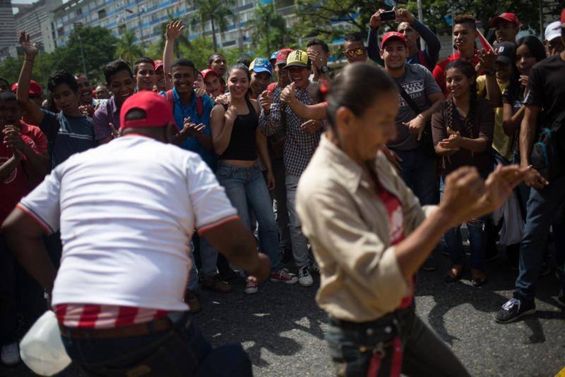 Simpatizantes del presidente de Venezuela, Nicolás Maduro, se concentran hoy, miércoles 19 de abril de 2017, en la Avenida Bolívar. 