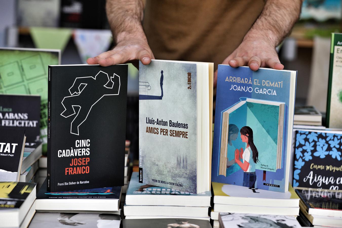 Valencia acoge la Feria del Libro en los Jardines de Viveros. 