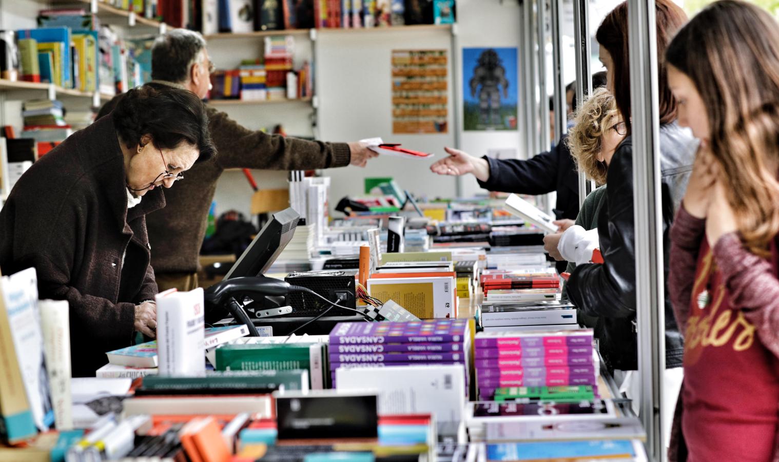 Valencia acoge la Feria del Libro en los Jardines de Viveros. 