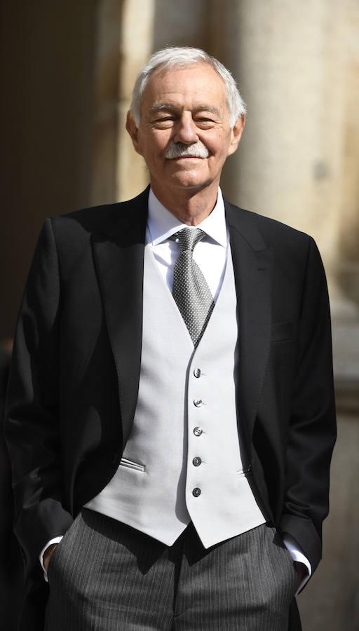 Eduardo Mendoza, muy sonriente. 