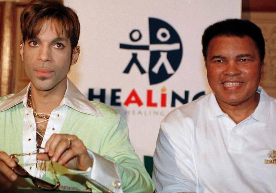 La vida de Prince, en imágenes. Prince, que a principios de los 90 cambió su nombre a «Artista anteriormente conocido como Prince» tras una disputa con Warner Bros aparece junto al boxeador Muhammad Ali, presentando un concierto solidario el 24 de junio de 1997