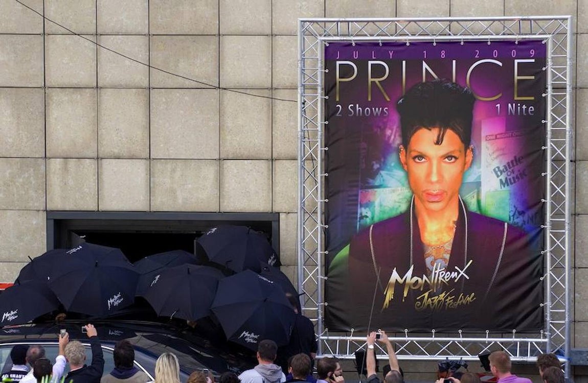 La vida de Prince, en imágenes. El cantante Prince murió  el 21 de abril de 2016 en su domicilio de Paisley Park en Chanhassen (Minnesota) por sobredosis de opiáceos accidental, según confirmó la oficina del despacho forense Midwest Medical Examiner.